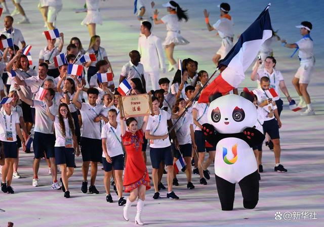 ↑法国大学生体育代表团在开幕式上入场。新华社记者 刘坤 摄