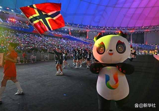 ↑挪威大学生体育代表团在开幕式上入场。新华社记者 胥冰洁 摄