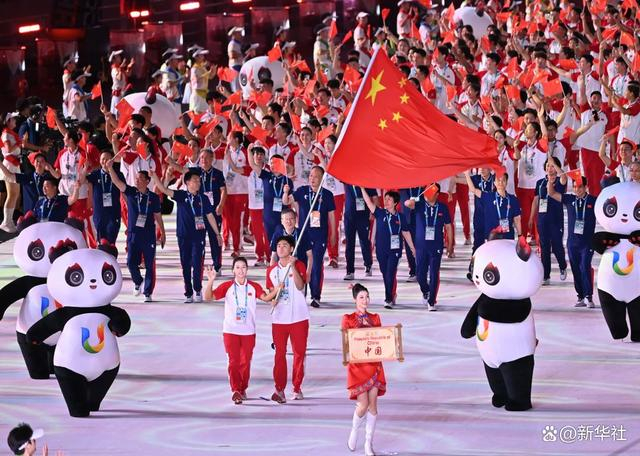 ↑中国大学生体育代表团在开幕式上入场。新华社记者 赵子硕 摄