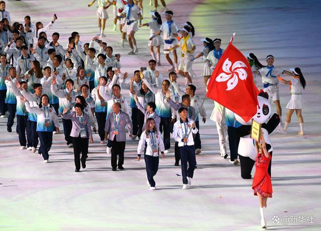 ↑中国香港大学生体育代表团在开幕式上入场。新华社记者 刘坤 摄