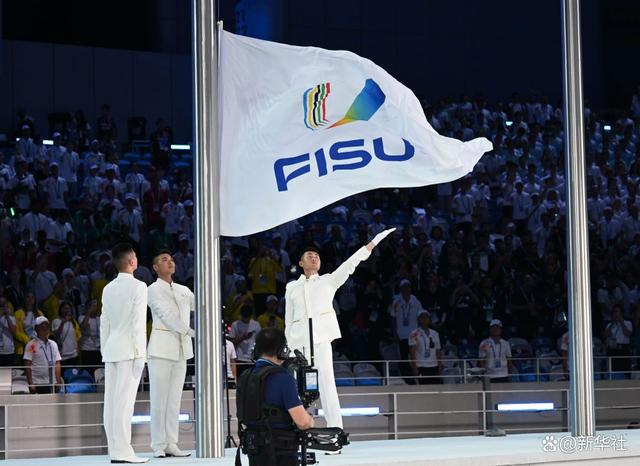 ↑国际大学生体育联合会会旗在开幕式上升起。新华社记者 胥冰洁 摄