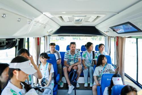 志愿者及海外嘉宾体验自动驾驶巴士