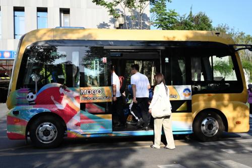 志愿者登上自动驾驶巴士MOGO BUS B2