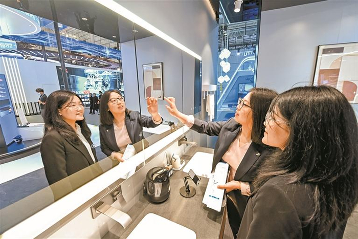 参观者在第六届数字中国建设成果展上了解鸿蒙智联产品。新华社发