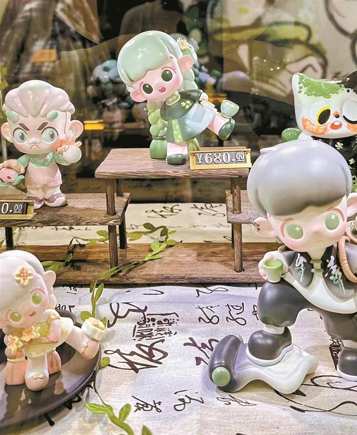 潮玩展上展示的潮玩。 深圳商报记者 涂竞玉 摄