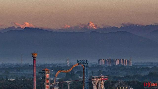 ▲雪山下的成都 摄影 田相和