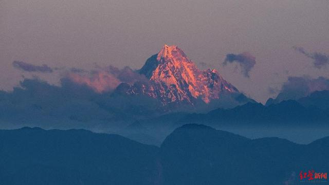 ▲在成都拍下雪山 摄影 田相和