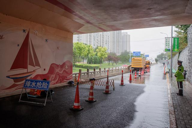 桥下，辅警正在值守，确保道路车辆的通行安全。新京报记者 王子诚 摄