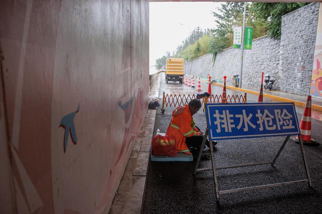 通州区滨河中路的一处桥下，工人正在值守。新京报记者 王子诚 摄