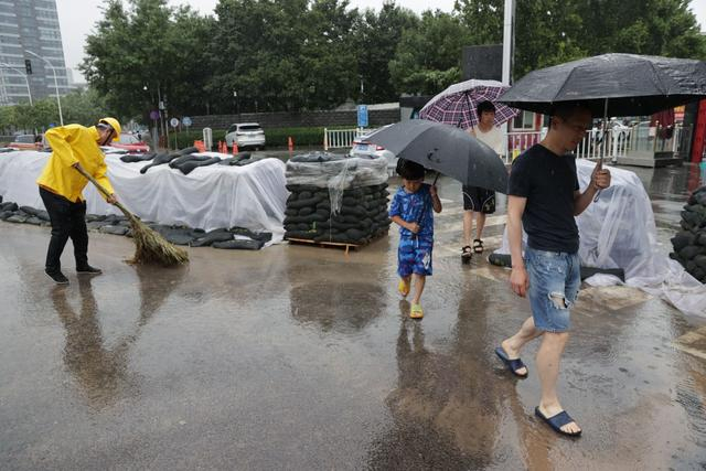 堤坝为附近居民出入留下通道，一旦有特殊情况，叉车将用沙袋把通道封闭。新京报记者 王子诚 摄