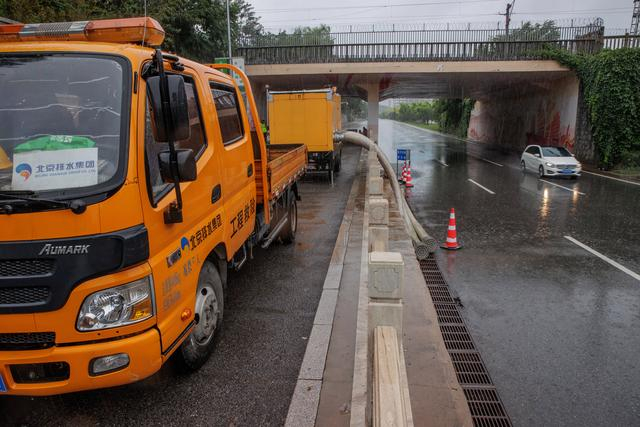 排水设备已经在桥下就位。新京报记者 王子诚 摄