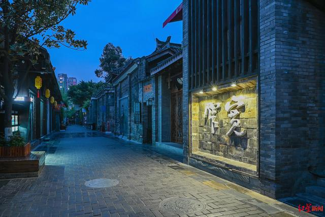 ▲清晨的成都宽窄巷子