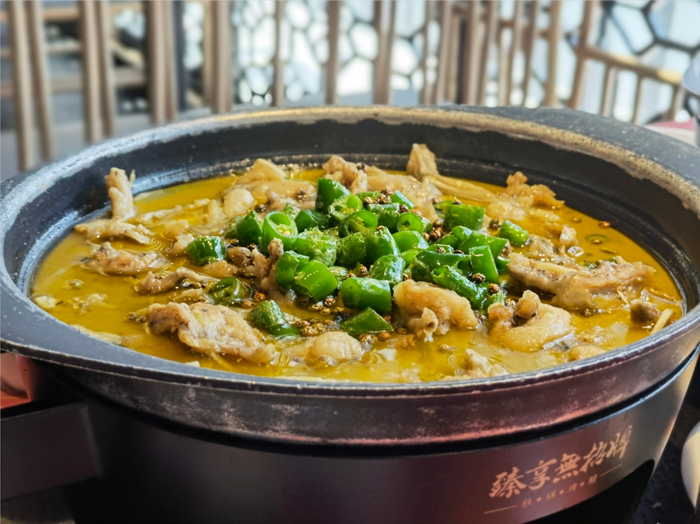 △走“饮食+IP”的路子，臻享无招牌逐步培育出自己的快时尚品牌。