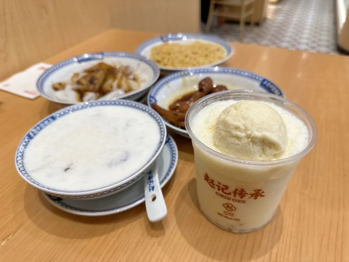 △赵记传承首创的“冰冰姜撞奶”打破了食客对姜撞奶热奶撞姜汁的传统印象。