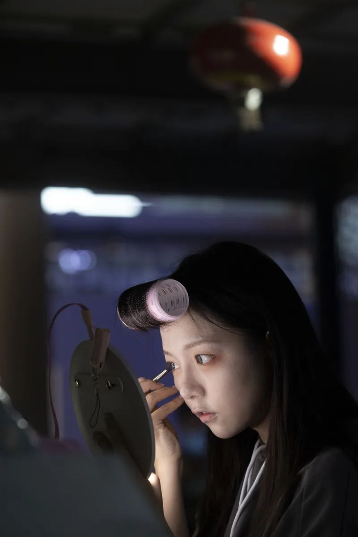 张欣羽在工作间化妆。