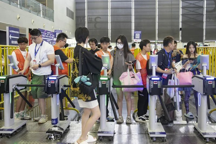 chinajoy开幕首日，张欣羽早早就来到上海新国际博览中心，开始一天的工作。