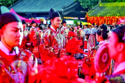     30对新人着汉服，循古礼，遵古法，在洛邑古城参加大型汉服集体婚典。张光辉摄