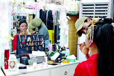     来自三门峡的杨玲娜在夕瑶阁汉服馆化装。本报记者 闫汇芳摄