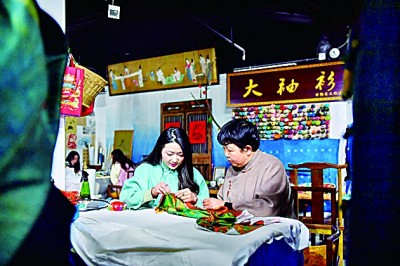     洛邑古城非遗传承馆，唐式大袖衫非遗传承人张志晓（右）在制作汉服。李卫超摄