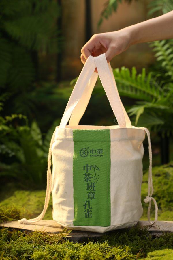 ▲2021中茶班章孔雀（七星）布袋包装、笋壳包装展示