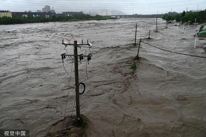2023年7月31日，北京门头沟区，暴雨过后，永定河被淹没。图/视觉中国