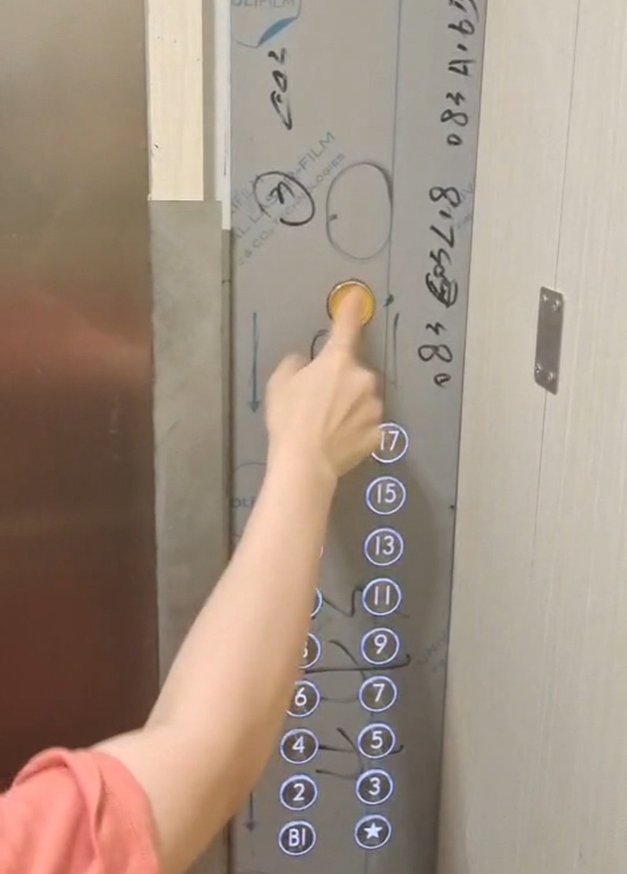 △按下电梯里的紧急呼叫按钮，既没有亮灯也无人对讲。