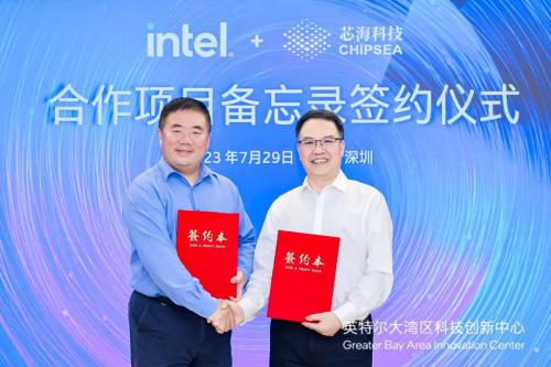 芯海科技董事长卢国建与英特尔中国区技术部总经理高宇签约合影