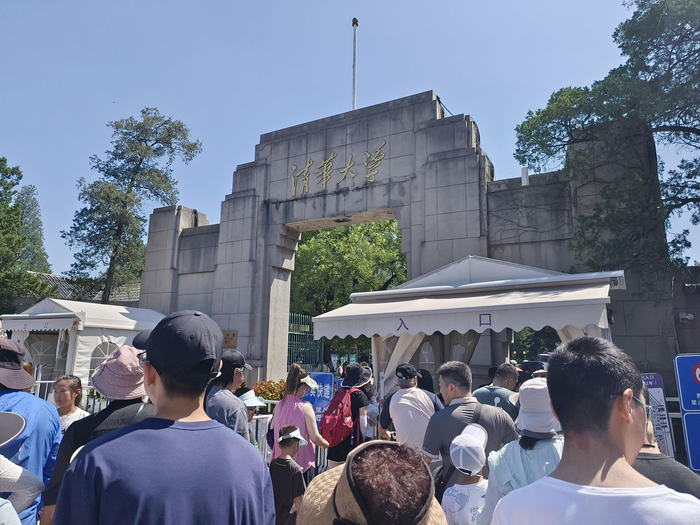清华大学西门 记者 杨雪寒 摄