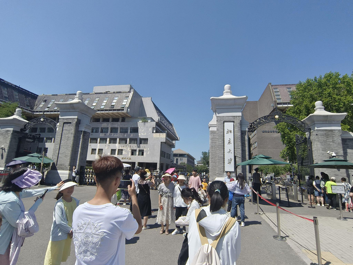 北京大学门口 记者 杨雪寒 摄