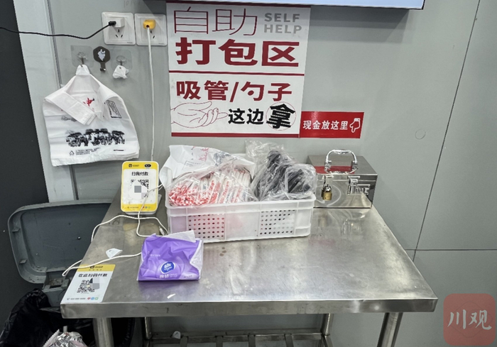 糖水铺自助打包台。芦梦莹 摄