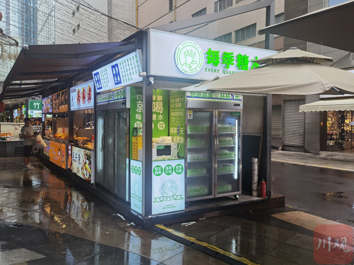 位于春熙路步行街的无人糖水铺。徐浩煊 摄