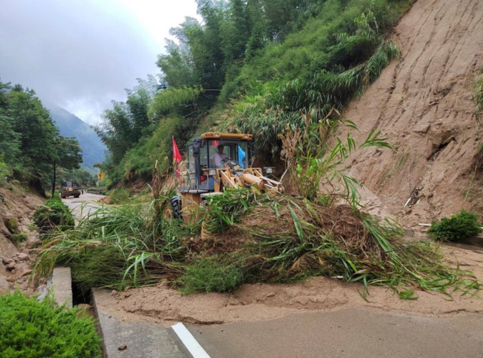 武夷山抢通现场。福建省交通运输厅 供图