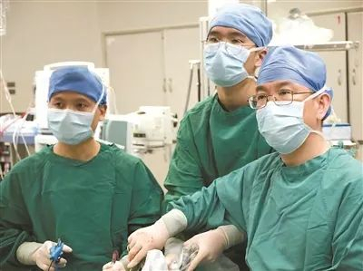 医生正在为结石患者做手术。