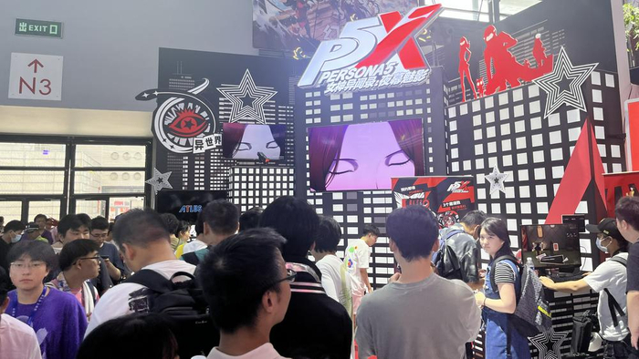 （玩家在完美世界新游《女神异闻录：夜幕魅影》体验区排队 财联社记者摄）