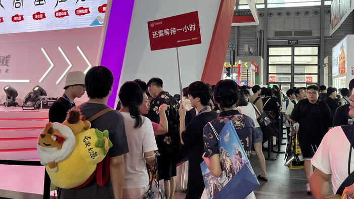 （游戏体验区前排起长队 财联社记者摄）
