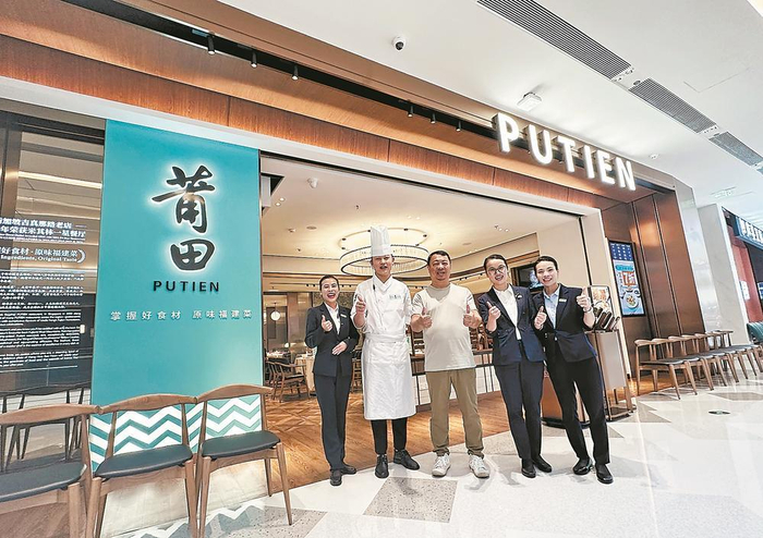     新加坡“莆田”餐厅创始店连续七年获得米其林一星餐厅荣誉。图为方志忠（中）跟主厨、员工一起合影欢庆。（受访者供图）