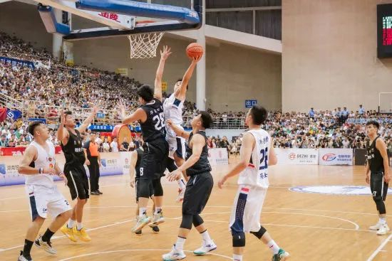 7月30日晚，2023株洲“厂BA”篮球锦标赛决赛在株洲举行，湘钢集团夺冠。本组图片由帅焯 摄