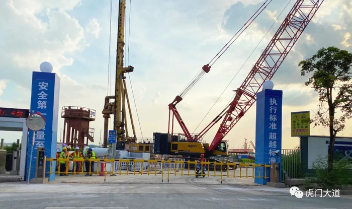 ▲作业区中路西侧，是东主塔施工现场（东锚碇对面）