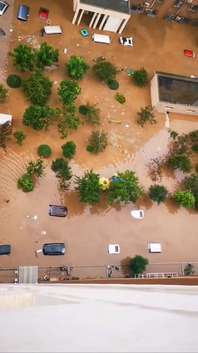 8月1日上午，金阳瑞景小区的积水已经淹到汽车车顶。受访者供图
