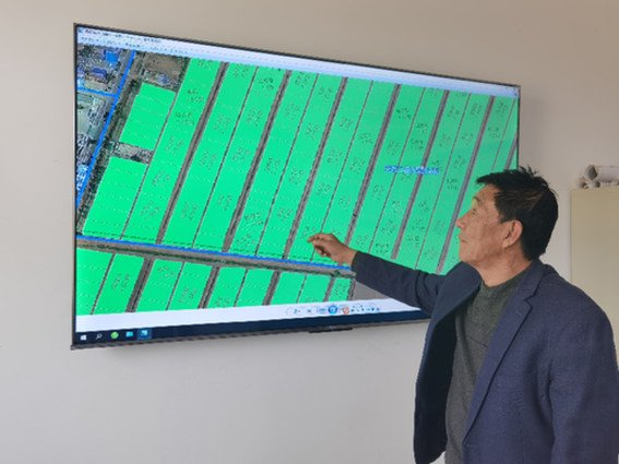 青铜峡市陈袁滩镇灌溉服务专业合作社屏幕上展示的农户耕种信息。　　记者　邹欣媛　摄