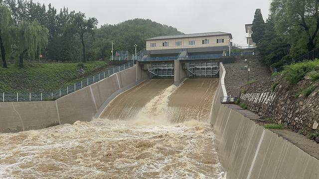 怀柔水库西溢洪道泄洪。李洋 摄