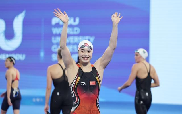 张雨霏亮相成都大运会游泳赛场。新京报记者 王飞 摄