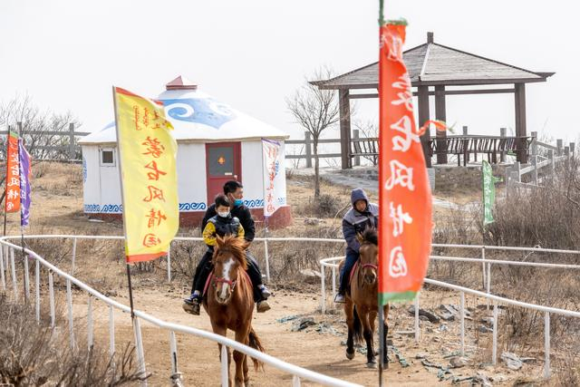 ▲2023年3月11日，河南省淇县云梦山的山顶草原上，游客体验蒙古风情。图/IC photo