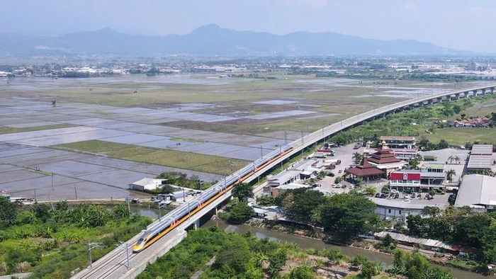 6月22日，在印度尼西亚万隆，综合检测列车行驶在雅万高铁上（无人机照片）。新华社记者 徐钦 摄