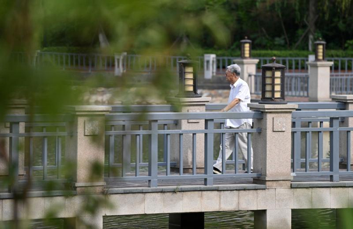 一位老人在天津一养老社区中散步。（新华社记者李然 摄）