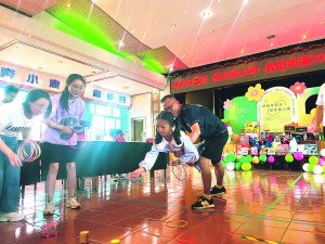 　　宾阳街道“缤纷仲夏天 爱在我心间”亲子活动现场。   通讯员 董艳芳 摄