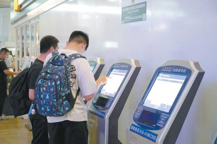 　　旅客进站后在刷卡机刷票，节省时间乘车方便。北京南站供图