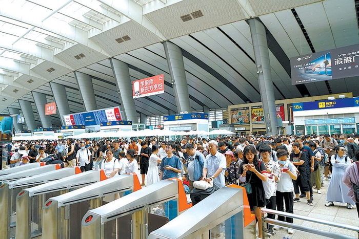 　　旅客直接刷闸进站，提高了进站速度。 北京南站供图