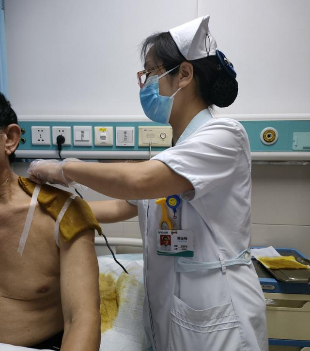 ▲四黄散外敷/图源 江北区中医院