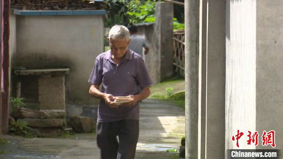 汪锡熊走街串巷为百姓送信。刘鸿鹤 摄